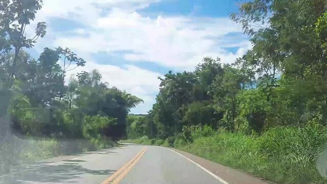 dirigindo pela rodovia na cidade de Paracatu, Estado de Minas Gerais, Brasil