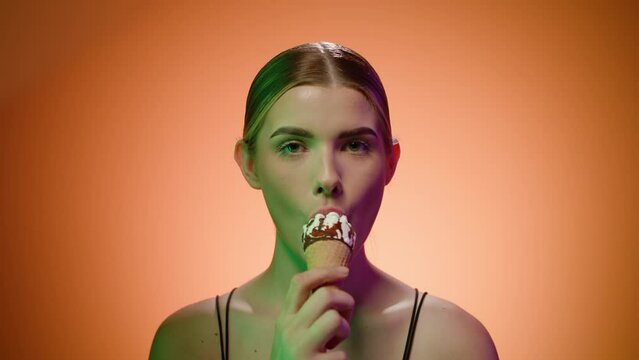 Kobieta liżąca loda 