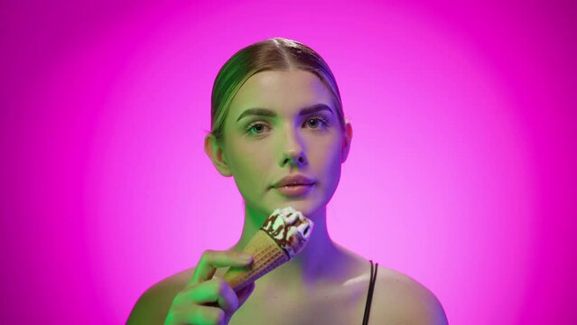 Dziewvzyna jedząca loda 