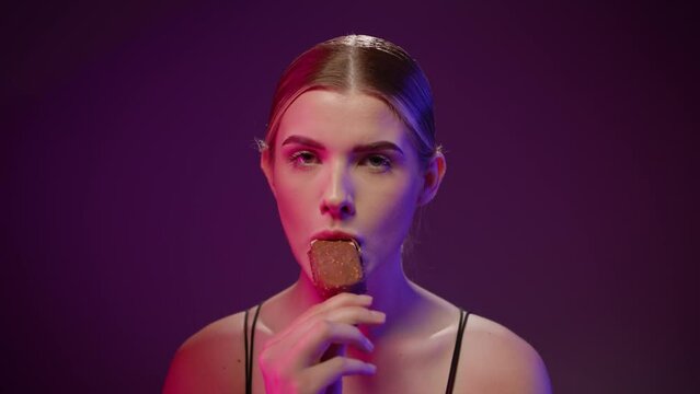 Kobieta gryzie loda czekoladowego