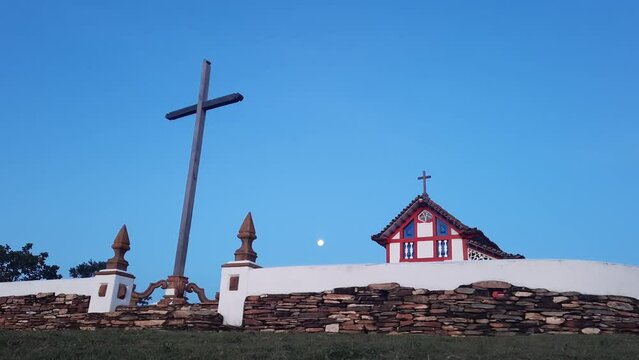 time lapse do nascer na lua com igreja e cruzeiro na cidade de Paracatu, Estado de Minas Gerais, Brasil