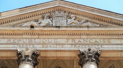 "République française" et devise nationale "Liberté, égalité, fraternité" inscrits sur le fronton de la mairie / hôtel de ville de Rouen (France)