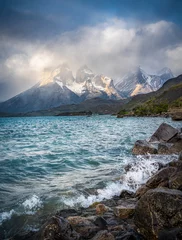 Photo sur Plexiglas Cuernos del Paine Cuernos del Paine and Lago Pehoé under cloudy sky and  water splash