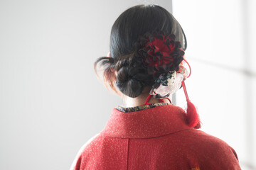 着物を着た女の子のヘアセットのクローズアップ...