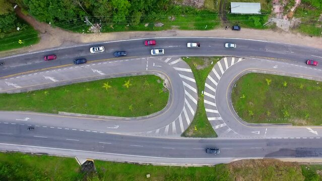 Drone sobre carretera en Colombia