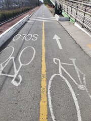 Obraz premium ciclopista en la mañana