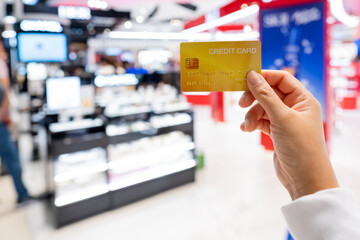 Tourist woman showing credit card or travel card for convenient travel Make shopping easy enjoy lifestyle travel city at shopping street on holiday vacation in Japan