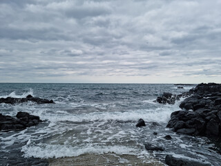 Fototapeta na wymiar The sea of ​​Jeju Island is full of strong waves.