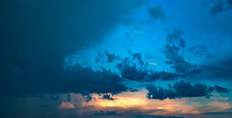 Fototapeta premium Stormy sky with dramatic clouds from an approaching thunderstorm at summer sunset