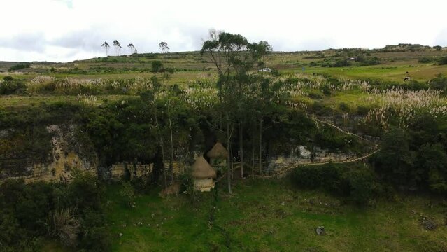 CAVERNA DE QUIOCTA EN 4K - CASAS TRADICIONALES