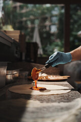 Obraz premium making pizza