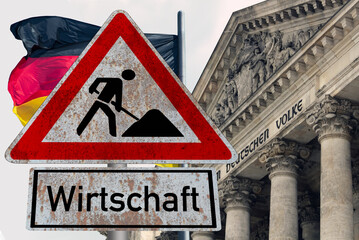 Flagge von Deutschland, Reichstaggebäude in Berlin und Schild Baustelle Wirtschaft