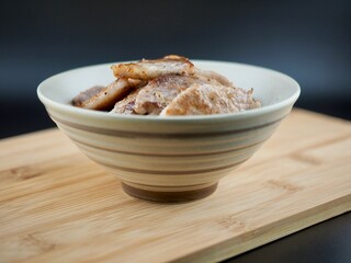 도자기 그릇에 담긴 삼겹살 구이