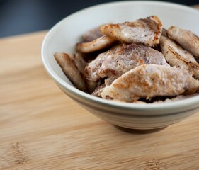 도자기 그릇에 담긴 삼겹살 구이