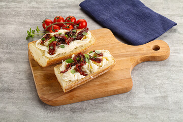 Bruschetta with strachatella and dry tomato