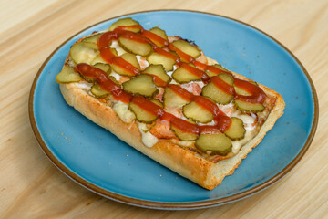 Chrupiąca gorąca zapieczona kolorowa kanapka z serem i dodatkami