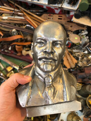 Obraz premium Small communist icon being sold at the market