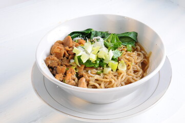 Special chicken noodles, with minced chicken in special sauce and vegetables sprinkled with sliced spring onions