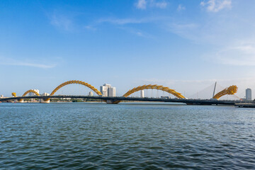 Fototapeta na wymiar Dragon Bridge, the landmark of Da Nang crossing han river in vietnam