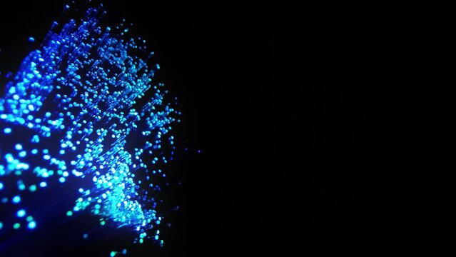 leuchtendes Hochgeschwindigkeits Internet-Glasfaserkabel f&uuml;r den Breitbandausbau, FTTH Ausbau, Breitband-Internet, Highspeed-Daten&uuml;bertragung, GBit/s, Mbit/s, Download, Upload, Streaming