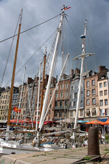 Honfleur, Hafenbecken mit Fachwerkhäusern und Fischerbooten