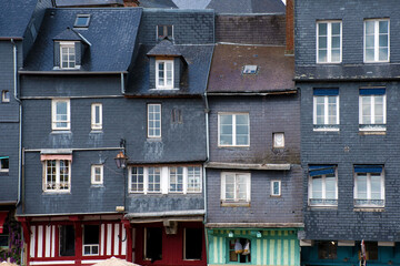 Naklejka premium Honfleur, Häuser mit Schiefer bedeckten Fassaden
