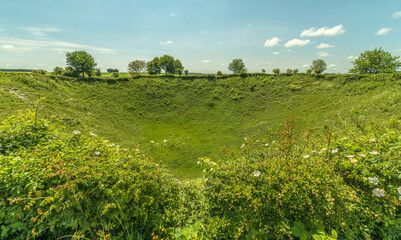 Trou de mines, dit Lochnagar Crater, sur le champ de bataille de la Somme à Ovillers-la-Boisselle,...