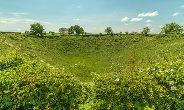 Trou de mines, dit Lochnagar Crater, sur le champ de bataille de la Somme &agrave; Ovillers-la-Boisselle, Picardie, France