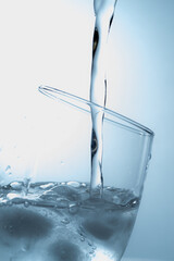 コップに水を注ぐ