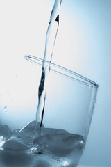 コップに水を注ぐ
