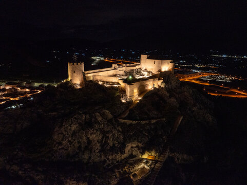 Castillo de Castalla de noche a vista de drone