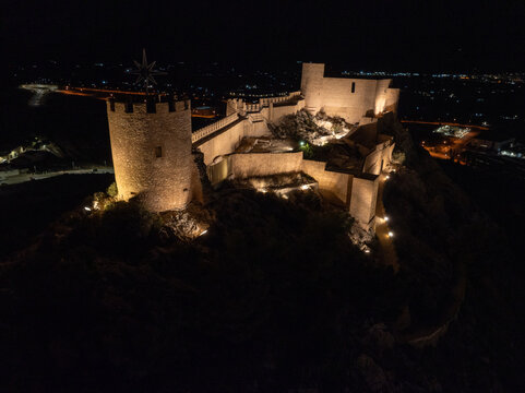 Castillo de Castalla de noche a vista de drone