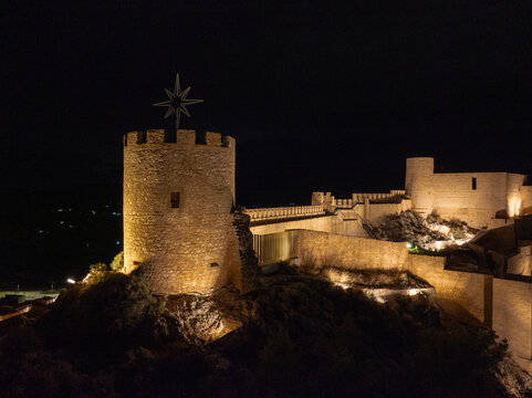 Castillo de Castalla de noche a vista de drone