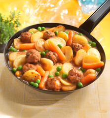 Hackbällchenpfanne, schwedische Art, Fleisch, Möhren, Erbsen, Kartoffeln, Eisenpfanne, 