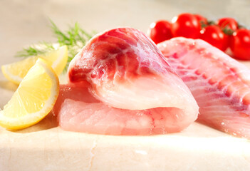 Rotbarsch, Fischfilet, roh, Fisch, Tomaten,