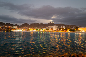Obraz premium Une vue de nuit sur la plage de Mindelo sur l'île du Cap Vert en Afrique occidentale