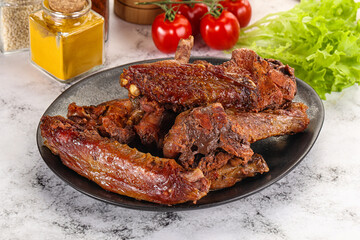 Roasted duck wings with sauce