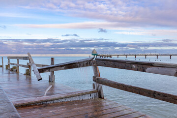 Vereister Fischersteg mit Folgen der Sturmflut.
