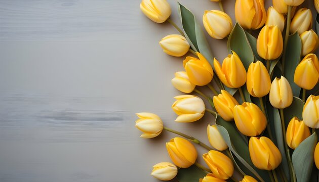 Strau&szlig; gelber Tulpen auf hellem Hintergrund