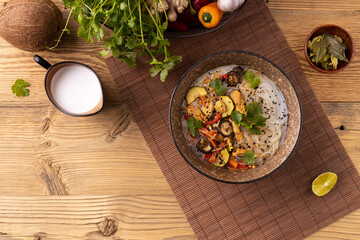 Thai soup with chicken, peppers and mushrooms. With the addition of coconut milk. Served in a classic Asian bowl.