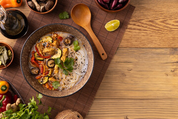 Thai soup with chicken, peppers and mushrooms. With the addition of coconut milk. Served in a classic Asian bowl.