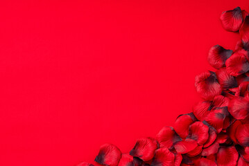 赤い背景と花びら（造花）
