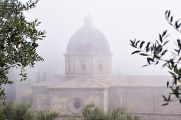 Calcinaio fra la nebbia, Cortona, Toscana, Italia