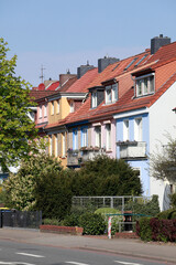 Fototapeta na wymiar Wohngebäude im Frühling, Reihenhäuser, Mehrfamilienhäuser, Bremen, Deutschland