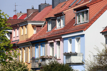 Fototapeta na wymiar Wohngebäude im Frühling, Reihenhäuser, Mehrfamilienhäuser, Bremen, Deutschland