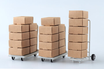 梱包されたダンボール箱とトラック