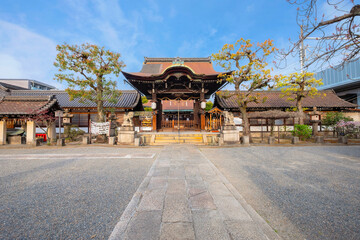 Fototapeta premium Rokusonno shrine built in 963, enshrines MInamota no Tsunemoto the 6th grandson of Emperor Seiwa. It's one of the best cherryblossom viewing spots in Kyoto