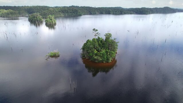 Guyane, le lac de Petit-Saut