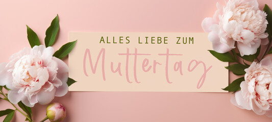 Alles Liebe zum Muttertag Feiertag Grußkarte - Papier, Rahmen mit deutschem Text und Pfingstrosen auf pink aprikot Tisch Hintergrund, Draufsicht