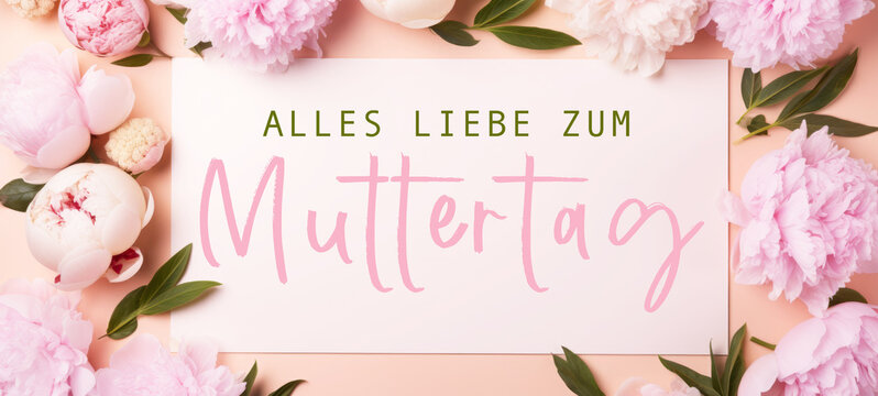 Alles Liebe zum Muttertag Feiertag Gru&szlig;karte - Papier, Rahmen mit deutschem Text und Pfingstrosen auf pink aprikot Tisch Hintergrund, Draufsicht